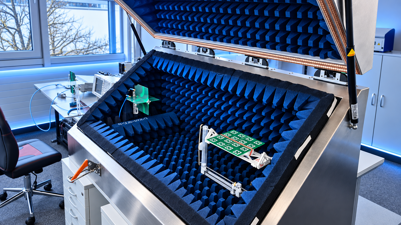 Antennenmessung in der Absorberkammer der Sevskiy GmbH